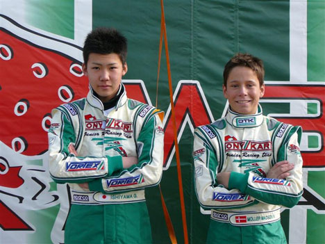 Nikolaj skal køre sit andet løb sammen med TONY kart junior team, ses her i den officielle køredragt sammen med team kammerat Gaku Ishiyama, som kører i KF2.